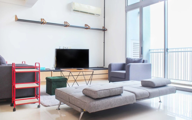 Stunning And Strategic 1Br Loft At Neo Soho Apartment