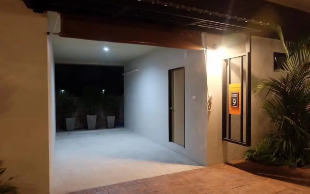 Leona Hotel