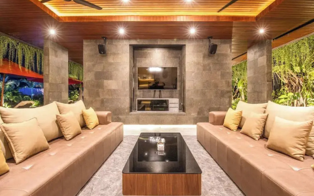 Stylish 5BR Private Villa, Central Seminyak