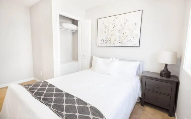 3BR Condo With Free Parking and In-suite Laundry
