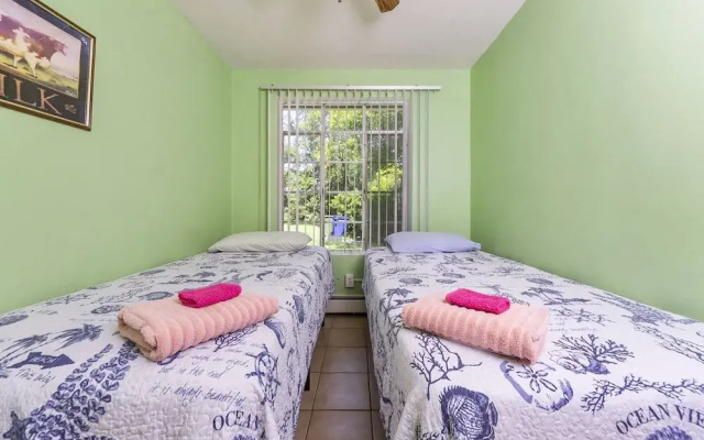 Charming Waterfront 3 Bedroom Cabin by RedAwning