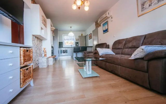 Poolicluded Holiday House Halic
