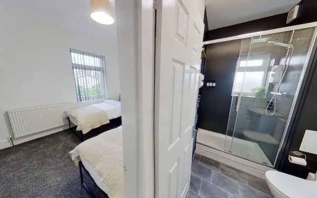2 Bedroom House - Wifi - Parking - Pool Table