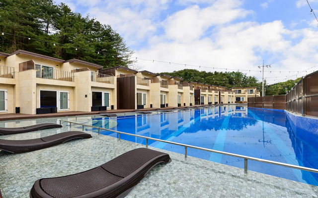 Fanta Cola Resort colabodong