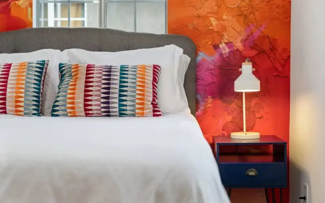 The Avalon - Modern Colorful w Private Parking