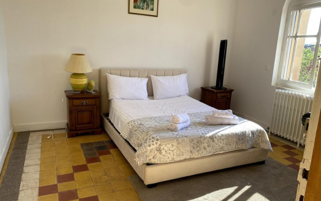 Magnificent Family Villa Near the Ceze River