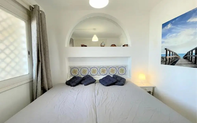Seaside Flat With Shared Pool
