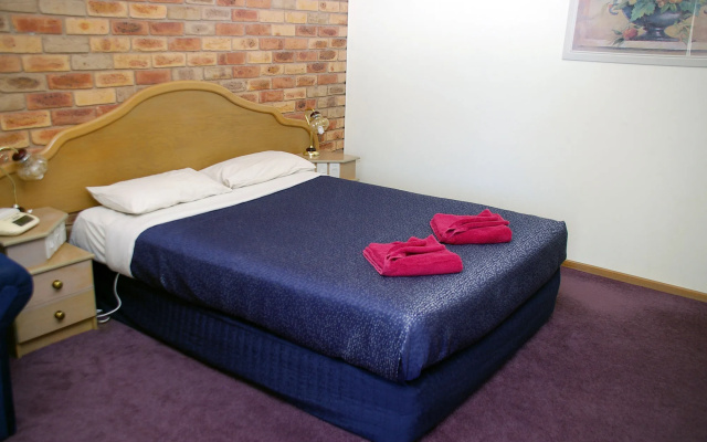 Pines Country Club Motor Inn