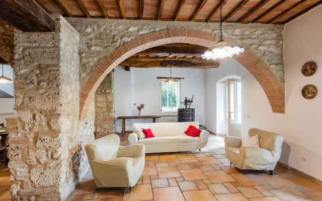 A total immersion in greenery and tranquillity.-Casale LUISA