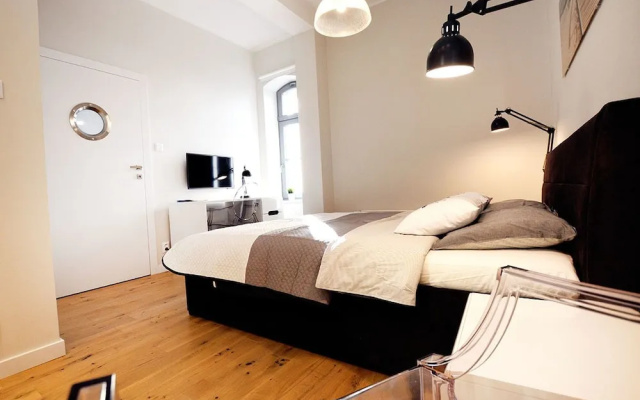 Golden Sun Apartments-Port