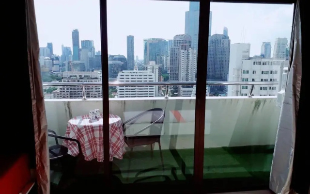 cozy apartment central bangkok 25th floor beautifull balcony