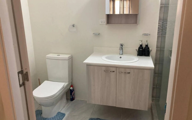 Sleeps 4 With Free Parking, 15-min to Beach