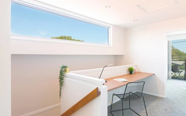 New Designer Home + Parking + Close to Airport