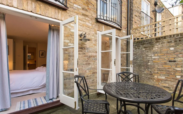 JOIVY Modern 2 bed flat in Central London, sleeps 6