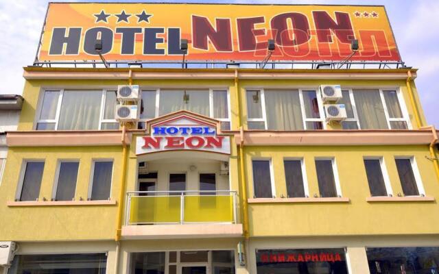Отель Neon Guest Rooms Болгария, Шумен - отзывы, цены и фото номеров - забронировать отель Neon Guest Rooms онлайн вид на фасад