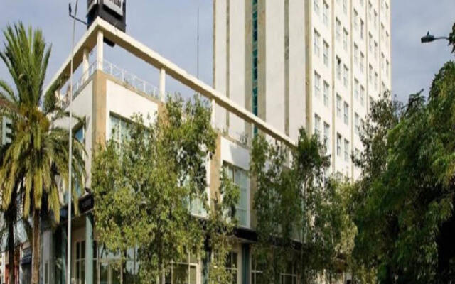 Отель NH Valencia Center вид на фасад