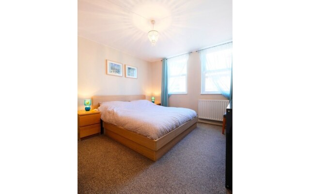 Отель Spacious & Chic Central London Flat for 4 комната для гостей