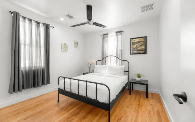 East Austin Condo - 2 Bedrooms & Parking