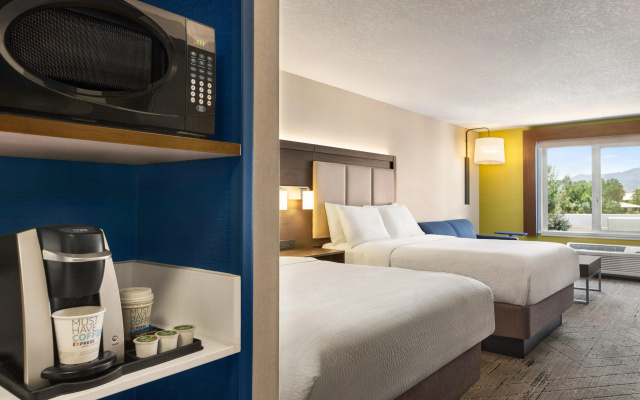 Holiday Inn Express & Suites Redding by IHG
