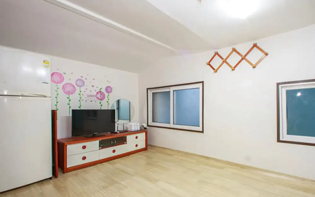 Anmyeondo Sunflower Pension