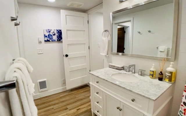 Phinneywood Basement Hideaway - Zoo meets Lake