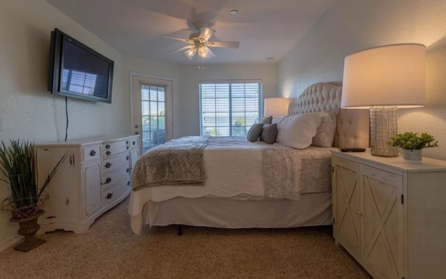 Afternoon Delight 2 Bedroom Condo by Redawning