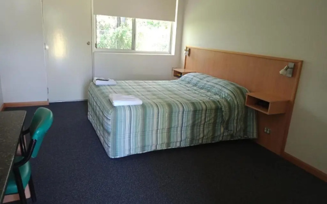 Bull 'n' Bush Hotel Motel