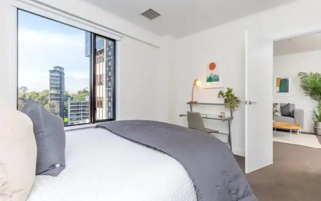 Cozy City Apt | Pool, Gym & View | Zodiak Stays