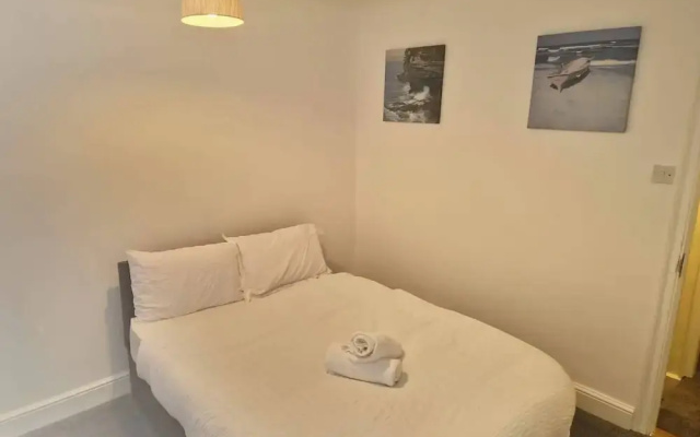 Gillingham 4-bed Stay - Wifi, Parking, Ldn Access