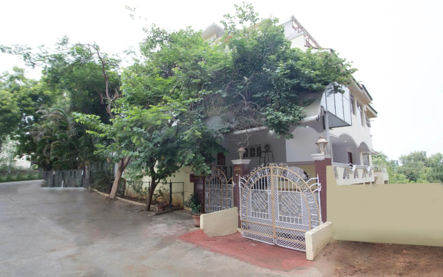 OYO 45017 Exotic Stay Apollo Hospital