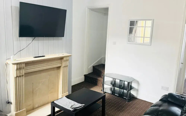 Stoke-on-trent - House - Sleeps 7 - City Centre