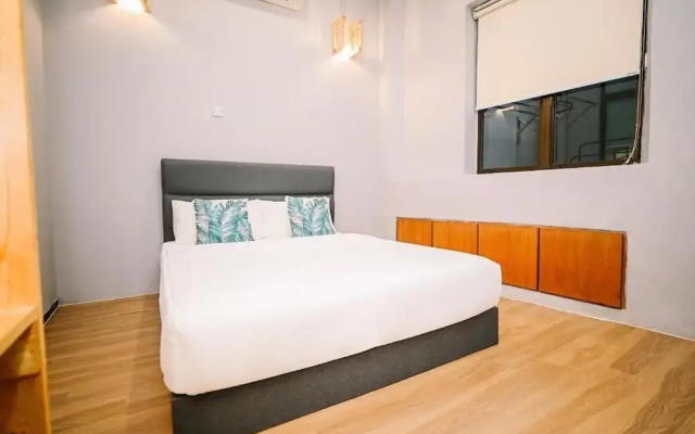 Swing & Pillows at 87 Chulia St