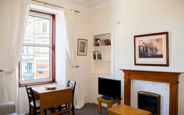 Bright 2 Bedroom Home in Edinburgh