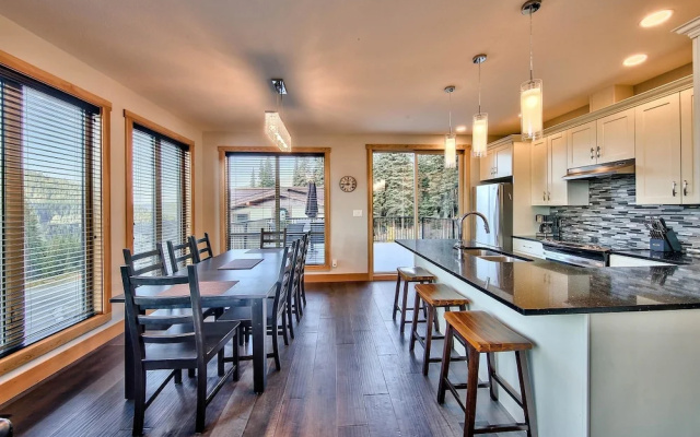 Lookout Lodge By Bear Country