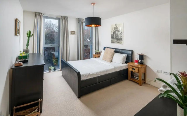 Bright Spacious 2bed 2bath in Battersea