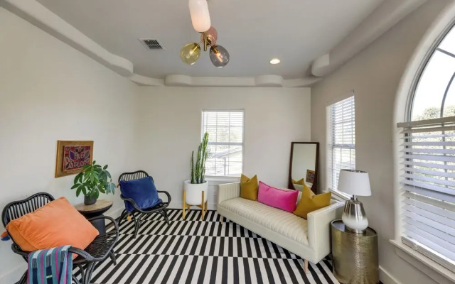 5 Mi to Dtwn Austin: Vibrant Home w/ Patio