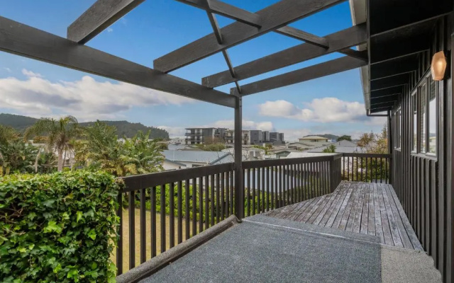 Poolside Paradise - Whangamata Holiday Home