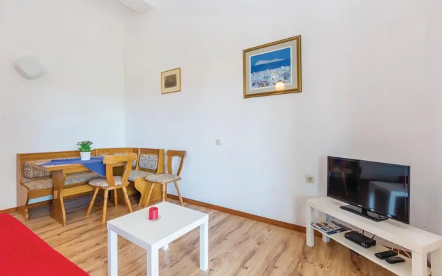 Stunning Apartment in Pinezici With 2 Bedrooms and Wifi