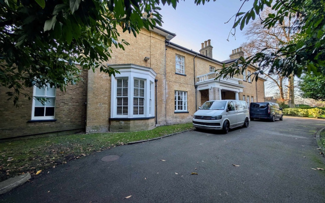 Elegant 2-bed Flat in Shenfield