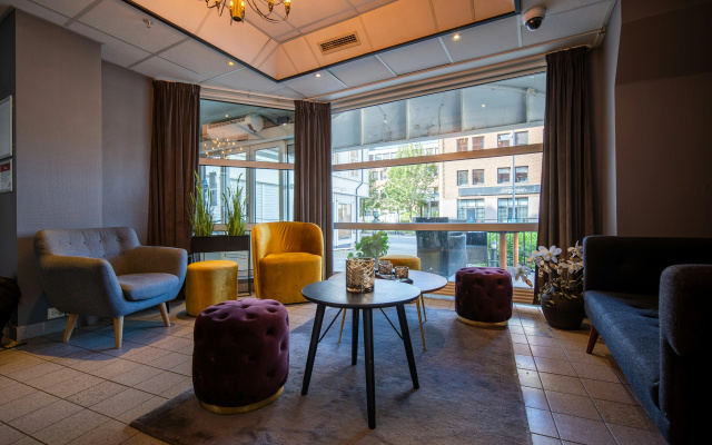 Enter Amalie Hotel
