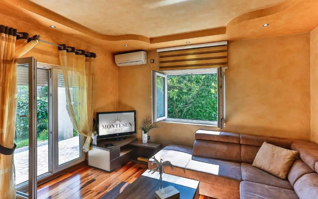 Montesun Holiday Novak Home