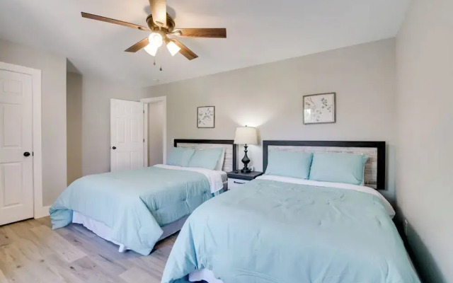 Cheerful Townhouse - Walk to Table Rock Lake!