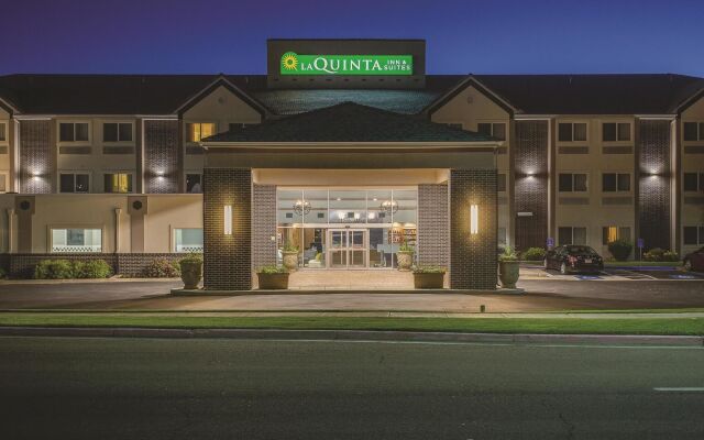 Отель La Quinta Inn & Suites Logan вид на фасад