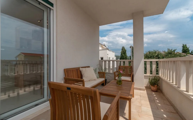 Modern apt w. Terrace, 2 min Walk to the Beach