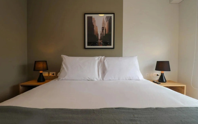 w Engaging 2BR Retreat w Balcony in Miraflores