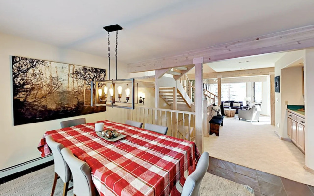 Exclusive Mountain Retreat #B - 4 Br Duplex