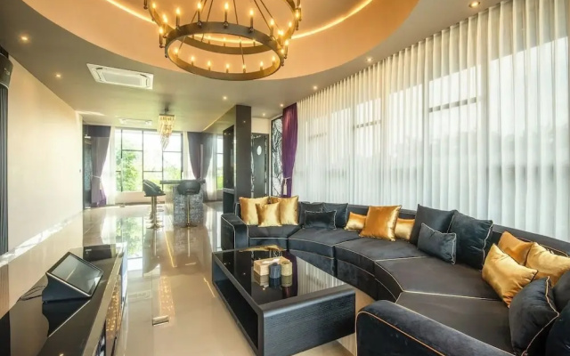 Stylish 5BR Private Villa, Central Seminyak