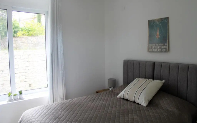Villasleeps10-garden-freeparking-pool-ac