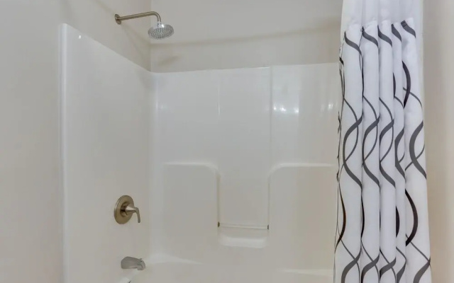 Hot Tub & Pool Access: Year-round Pocono Retreat!
