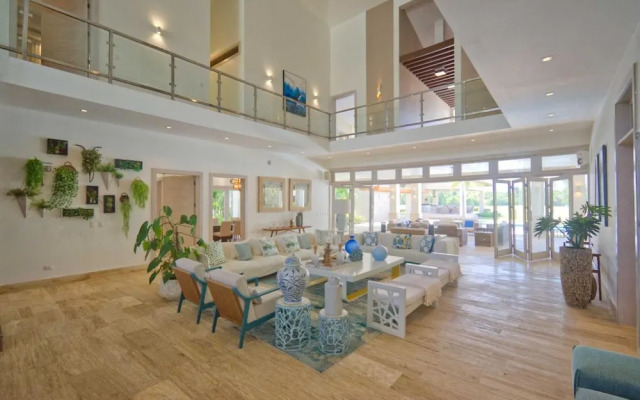 Modern Villa With Ocean View and Service Staff
